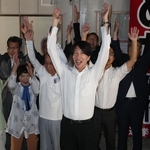 支援者とともに万歳して喜ぶ梅田修作氏（中央）＝２９日午後、上郡町大持（撮影・辰巳直之）
