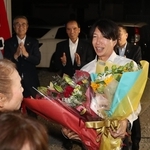 支援者から花束を受け取り喜ぶ梅田修作氏（右）＝２９日午後、上郡町大持（撮影・辰巳直之）