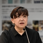 懇談会で司会を務める勝沼直子論説委員長＝神戸市中央区東川崎町１、神戸新聞社報道展示室「ニュースポート」