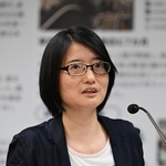 懇談会で発言する飛田敦子コミュニティ・サポートセンター神戸事務局長＝神戸市中央区東川崎町１、神戸新聞社報道展示室「ニュースポート」