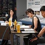 初会合に参加した飛田敦子コミュニティ・サポートセンター神戸事務局長（左から２人目）と山口真紀神戸学院大特任講師（同３人目）、頼政良太被災地ＮＧＯ恊働センター代表（右端）＝神戸新聞社報道展示室「ニュースポート」（撮影・斎藤雅志）