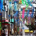 七夕飾りで彩られた商店街＝神戸市須磨区の須磨寺前商店街