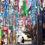 七夕飾りで彩られた商店街＝神戸市須磨区の須磨寺前商店街