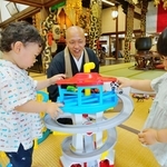 法衣姿で一緒に遊び、自ら「寺に親しみを持つ」ことを子どもたちに伝える渡邊崇俊住職（中央）＝丹波市青垣町東芦田