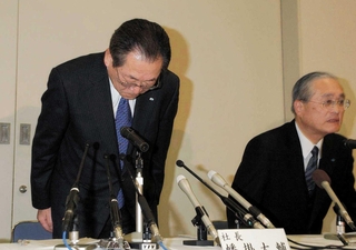 会見後、頭を下げる幡掛大輔クボタ社長。因果関係は認めず、道義的責任に基づく対応を取った＝２００５年１２月、尼崎市浜１のクボタ阪神事務所