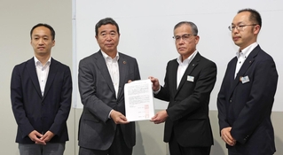 成松郁廣・県経営者協会長（左から２人目）に求人拡大の要請書を手渡す藤原俊平教育長（同３人目）＝神戸市東灘区田中町５、兵庫県東灘庁舎