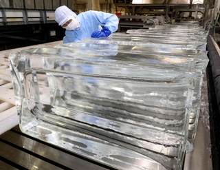 透明度の高い氷柱が並ぶ製氷工場＝１日午後、兵庫県太子町糸井