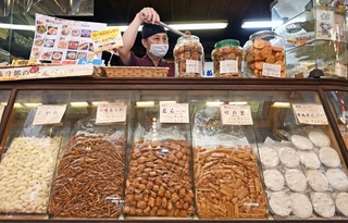味わい深いあられなどが並ぶ店内。原料米の不足や値上がりの影響が続く＝神戸市中央区元町通５、吾妻屋（撮影・大田将之）