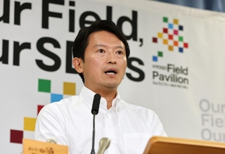 定例会見で記者の質問に答える兵庫県の斎藤元彦知事＝２日午後、神戸市中央区（撮影・小林良多）