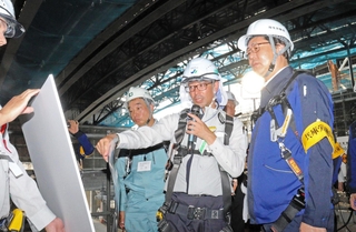 建物の概要や労働災害の防止に向けた取り組みについて説明を受ける兵庫労働局の赤松俊彦局長（右端）＝姫路市西延末