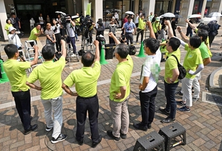 参院選が公示され、気勢を上げる候補者ら＝３日午前、神戸市中央区（画像の一部を加工しています）