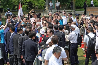 立候補者らの話を聞こうと集まった支持者ら＝３日午前、神戸市中央区