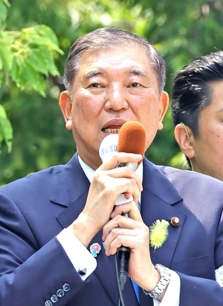 自民候補の応援演説をする石破茂首相＝３日午前、神戸市中央区