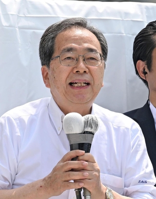 候補の応援に駆けつけた公明党の斉藤鉄夫代表＝３日午前、神戸市西区