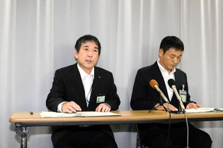 姫路市職員の処分概要を説明する池田康政職員部長（左）と渋川学人事課長＝姫路市安田４、姫路市役所