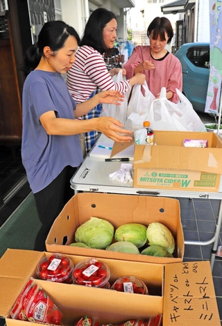 月に１度の食材提供日。「みそらこども食堂」のスタッフらが、物価高に苦しむ３０世帯分を準備した＝６月、神戸市中央区旗塚通７