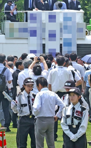 物々しい雰囲気の演説会場。金属探知機も使い、安全確保が図られた＝３日、神戸市中央区加納町６、東遊園地（撮影・笠原次郎）