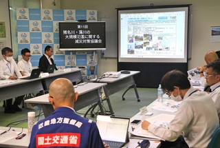 猪名川などの増水に備えて対応を確認する参加者＝大阪府池田市、国土交通省猪名川河川事務所