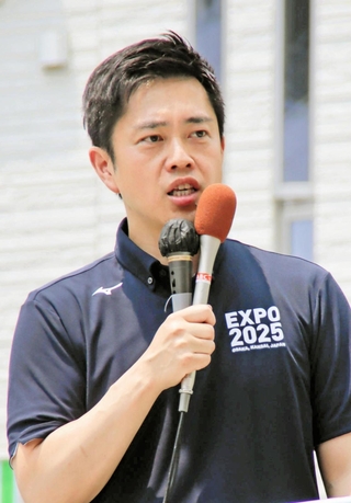 街頭演説する日本維新の会の吉村洋文代表＝４日午前、阪神西宮駅前