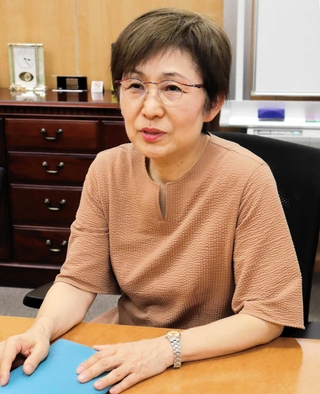 選択的夫婦別姓の導入を強く訴える石橋伸子弁護士＝神戸市中央区江戸町