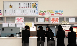 少子化と物価高騰の影響を受ける高校の食堂＝２０２５年１月、姫路市内
