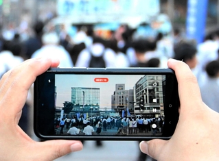 各陣営が重点を置くＳＮＳでの発信。街頭演説の動画撮影は欠かせない＝３日、姫路市