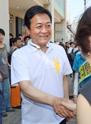 有権者と握手し、支持を呼びかける国民民主党の玉木雄一郎代表＝７日午後、神戸市中央区