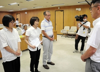 道路計画に対する懸念や環境への悪影響について説明する会の代表者ら（左）＝兵庫県庁