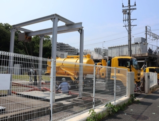 タンクから汚水を吸い上げる　バキュームカー＝８日午前、明石市藤江