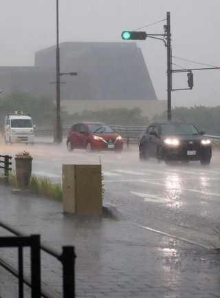 バケツをひっくり返したような雨が降った三田市役所前＝８日午後１時４６分、三田市三輪２