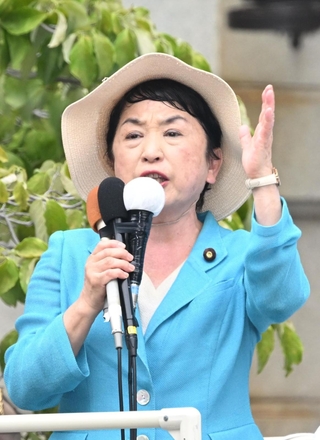 参院選の候補者の応援でマイクを握る社民党の福島瑞穂党首＝８日午後、神戸市中央区下山手通４