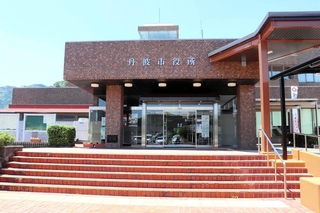 丹波市役所本庁舎＝丹波市氷上町成松