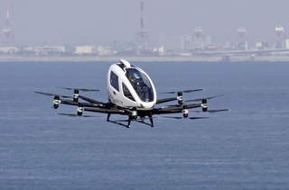 デモ飛行を行う空飛ぶクルマの２人乗り機体（一般社団法人ＭＡＳＣ提供）