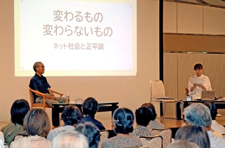 正平調ファンのつどいに際し、寄せられた質問や意見を紹介する勝沼直子・論説委員長（右）と林芳樹・元特別編集委員兼論説顧問＝加古川市加古川町溝之口（撮影・中川　恵）