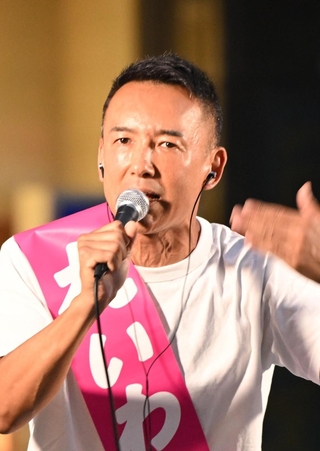 神戸・三宮で演説するれいわ新選組の山本太郎代表＝９日午後、神戸市中央区加納町４