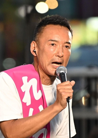 神戸・三宮で演説するれいわ新選組の山本太郎代表＝９日午後、神戸市中央区加納町４