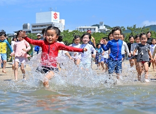 笑顔で勢いよく海に入る幼稚園児たち＝１０日午前、神戸市須磨区、須磨海水浴場（撮影・風斗雅博）