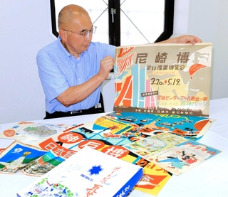 神戸博や尼崎博、ポートピア’８１などの資料。「博覧会は時代を映す鏡」と桃谷和則学芸員＝尼崎市南城内、市立歴史博物館