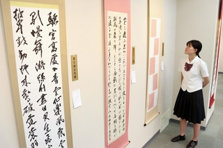 個性豊かな作品が並ぶ県高校選抜書道展＝神戸市中央区北長狭通４、アートホール神戸