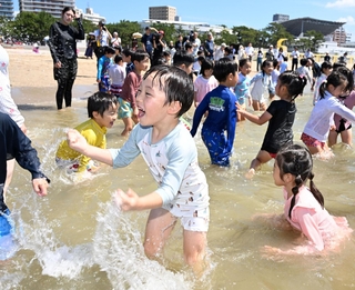 水を掛け合って楽しむ幼稚園児ら＝１０日午前、神戸市須磨区、須磨海水浴場（撮影・風斗雅博）