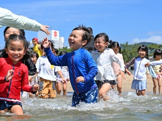 海の中に入り笑顔を見せる幼稚園児たち＝１０日午前、神戸市須磨区、須磨海水浴場（撮影・風斗雅博）