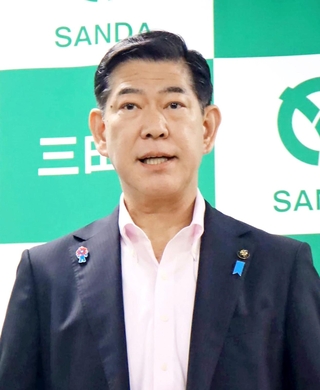 新潟県上越市の中川幹太市長の発言を受け、会見した三田市の田村克也市長＝１０日午後、三田市三輪２、三田市役所