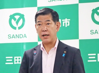 新潟県上越市の中川幹太市長の発言を受け、会見した三田市の田村克也市長＝１０日午後、三田市三輪２、三田市役所