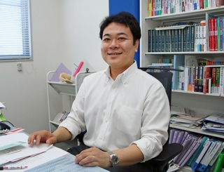 ４月に淡路市で事務所を開業した星野拓哉弁護士＝淡路市志筑新島