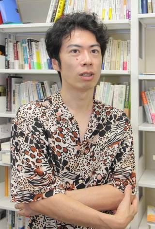 移民や差別について研究する大阪大の五十嵐彰准教授＝大阪府吹田市、大阪大学