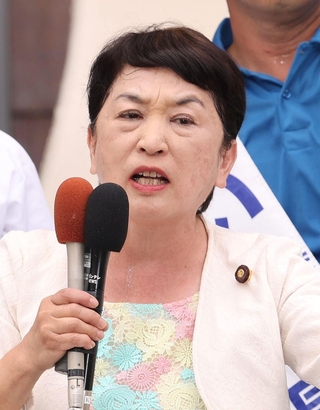 神戸市内で支持を訴えた社民党の福島瑞穂党首＝１２日午前、神戸市中央区（撮影・小林良多）