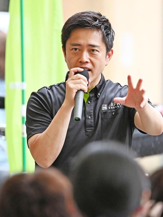 街頭演説する日本維新の会の吉村洋文代表＝１４日午後、神戸市兵庫区荒田町２（撮影・斎藤雅志）