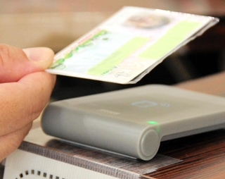 マイナンバーカードをカードリーダーにかざすと、宣誓書に記入しなくても入場できる＝養父市内