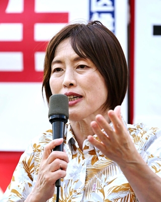 街頭で演説する共産党の田村智子委員長＝１５日午後、神戸市中央区三宮町１（撮影・大田将之） 