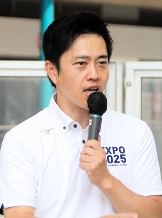 街頭演説する日本維新の会の吉村洋文代表＝１６日午前、西宮市北口町